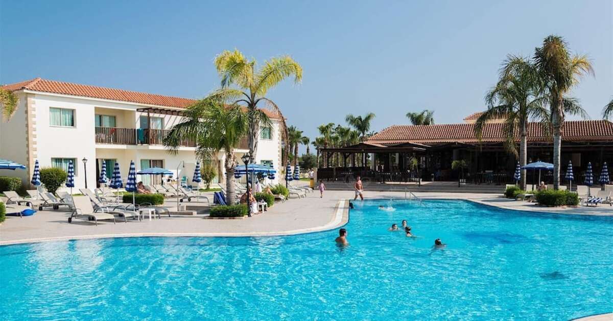 Een foto van het zwembad bij Tsokkos Paradise Village
