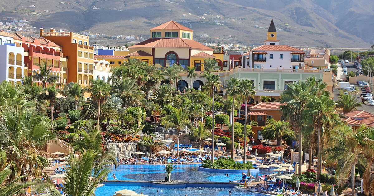 Een foto van het zwembad bij Bahia Principe Sunlight Costa Adeje