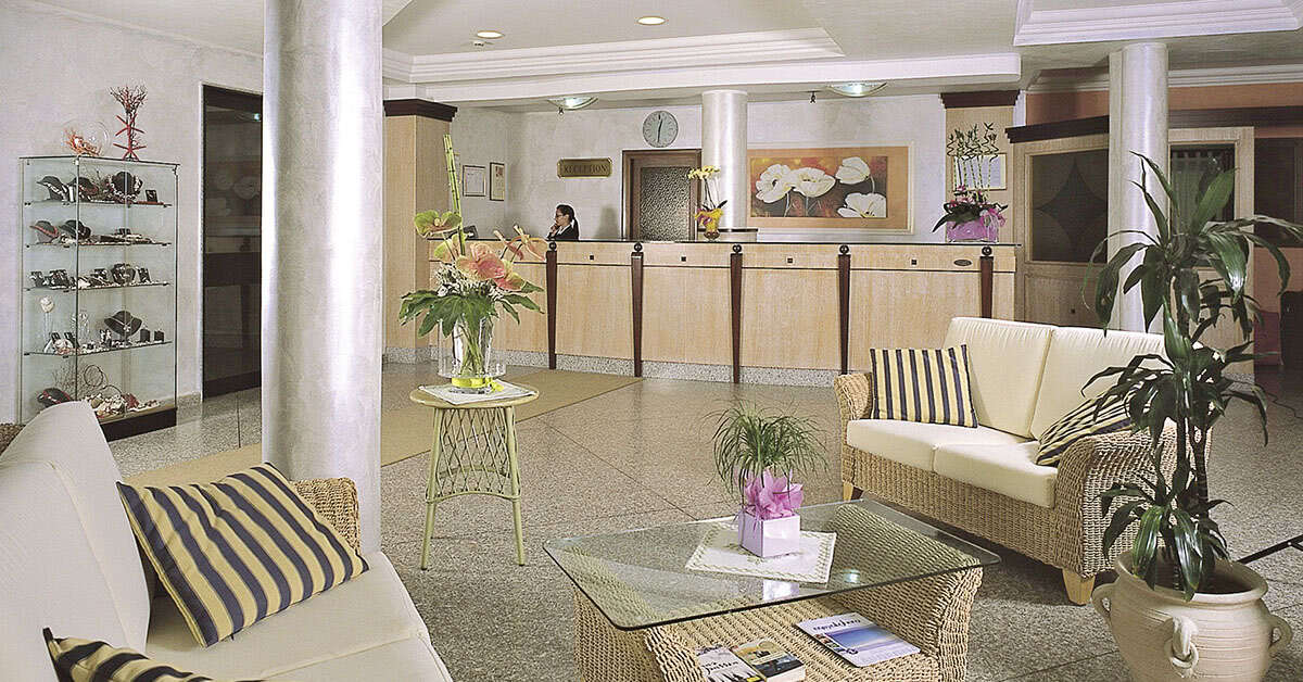Een foto van het interieur van Rina Hotel