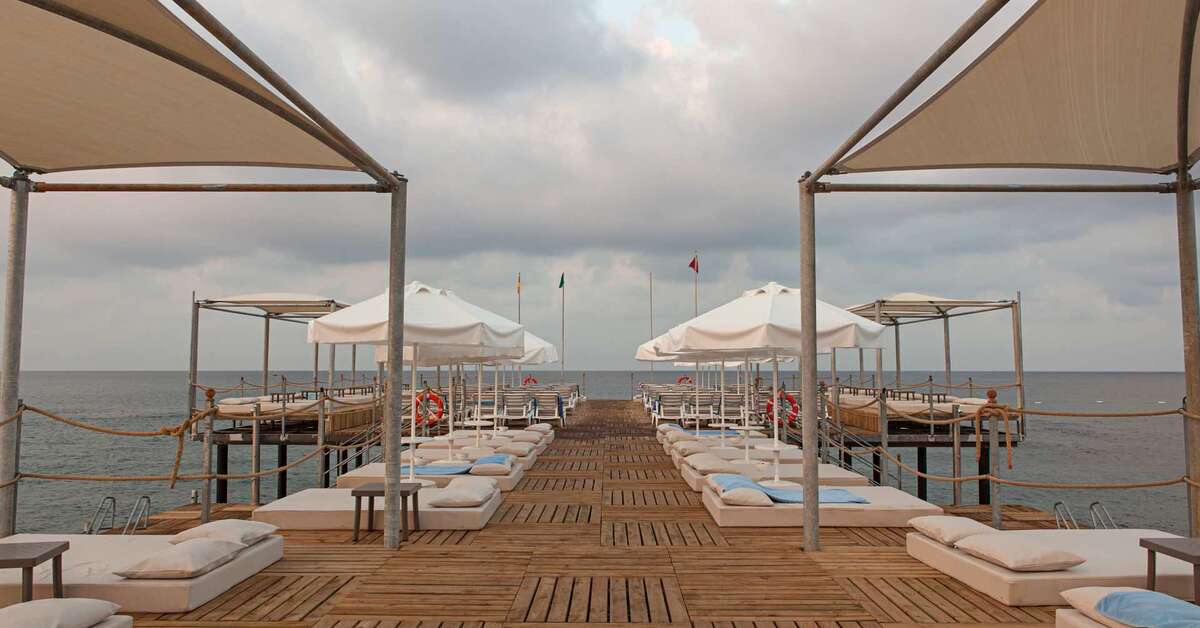 Een foto van het strand bij Long Beach Alanya