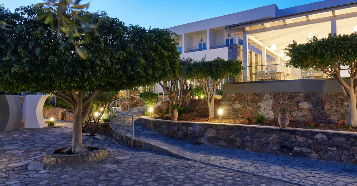 Een foto van de buitenkant van Vasia Ormos Hotel