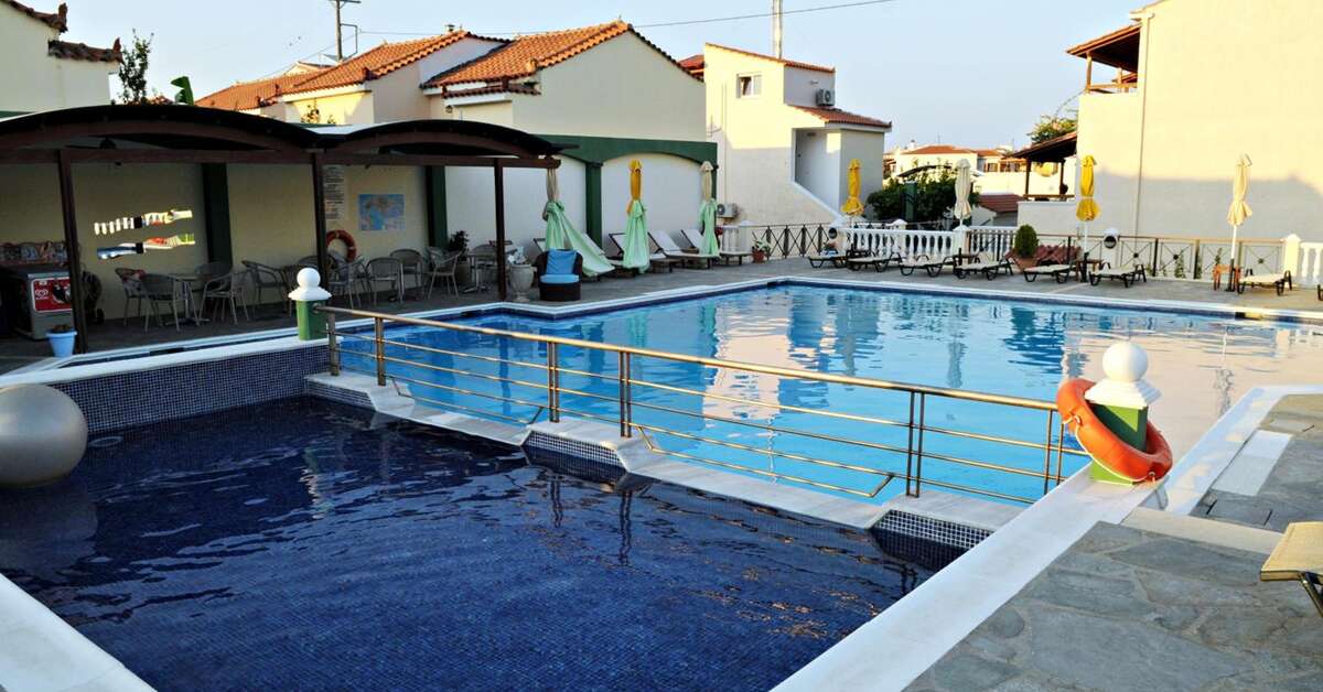Ein Foto vom Pool im Athena Hotel
