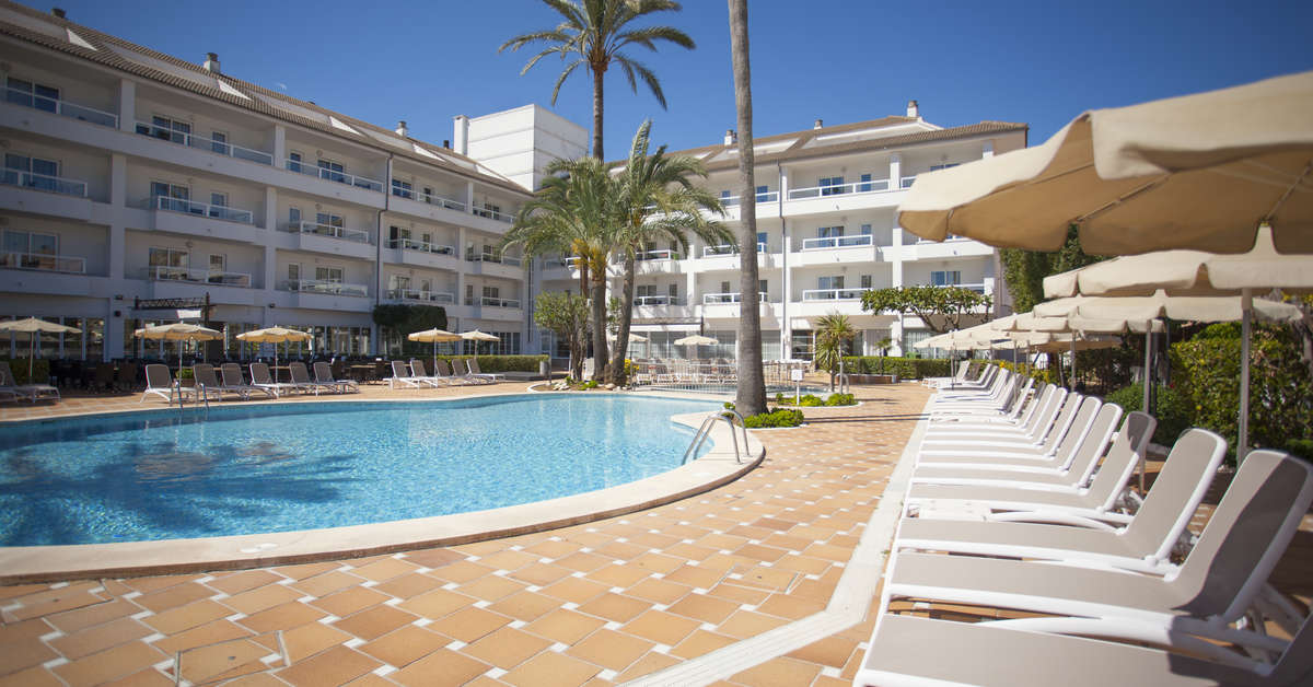 Een foto van het zwembad bij Grupotel Alcudia Suite