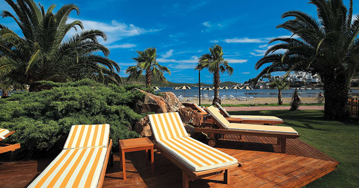Een foto van het terras bij Costa Bitezhan Hotel