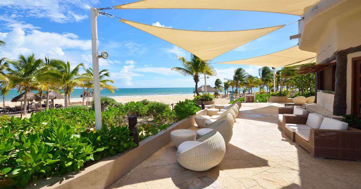 Een foto van het terras bij Catalonia Playa Maroma