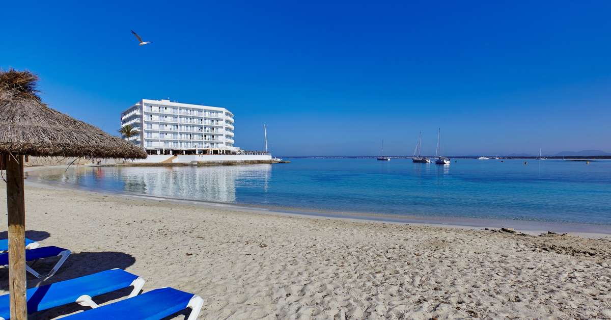 Een foto van de buitenkant van Universal Hotel Marques