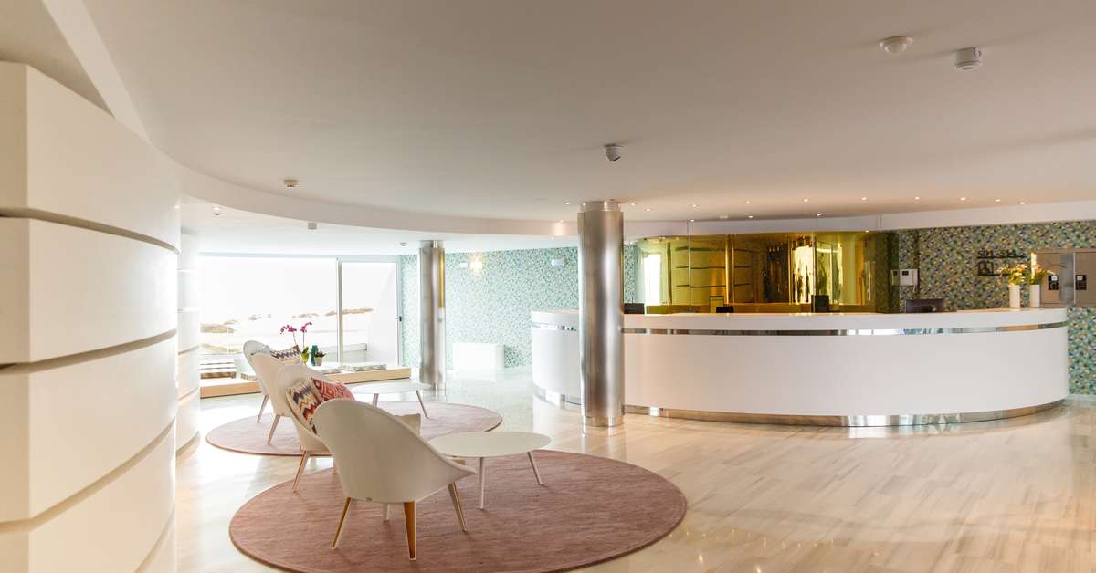 Een foto van het interieur van Santa Monica Suites Hotel