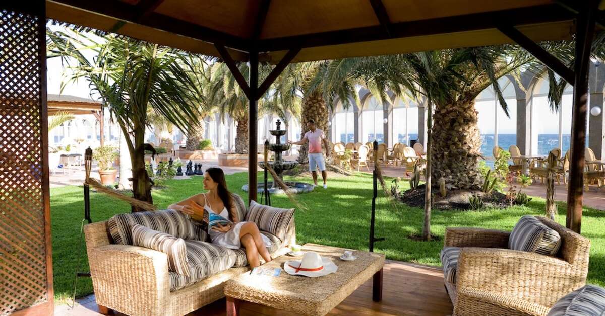 Een foto van het terras bij San Agustin Beach Club Hotel