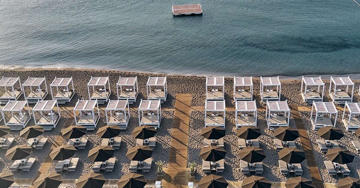 Een foto van het strand bij Ammades All Suites Beach Hotel