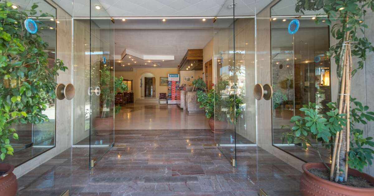 Een foto van de buitenkant van Astir Beach Hotel