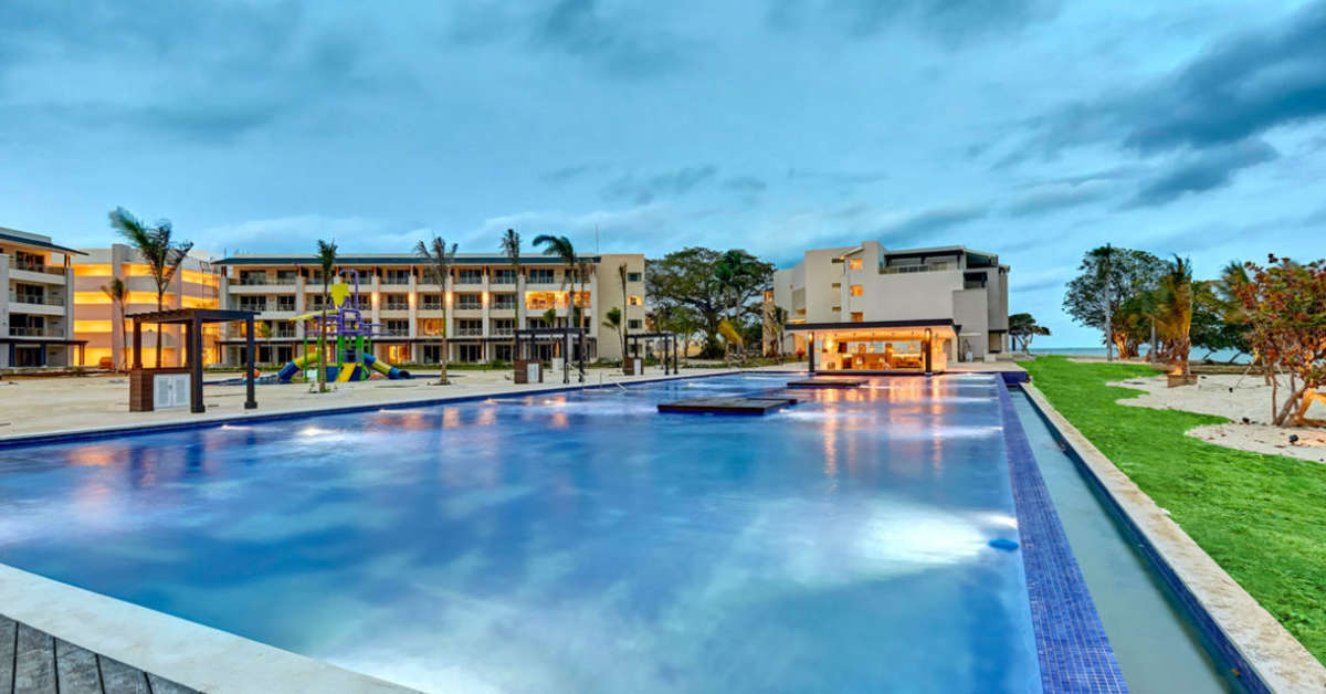Een foto van het zwembad bij Royalton Negril