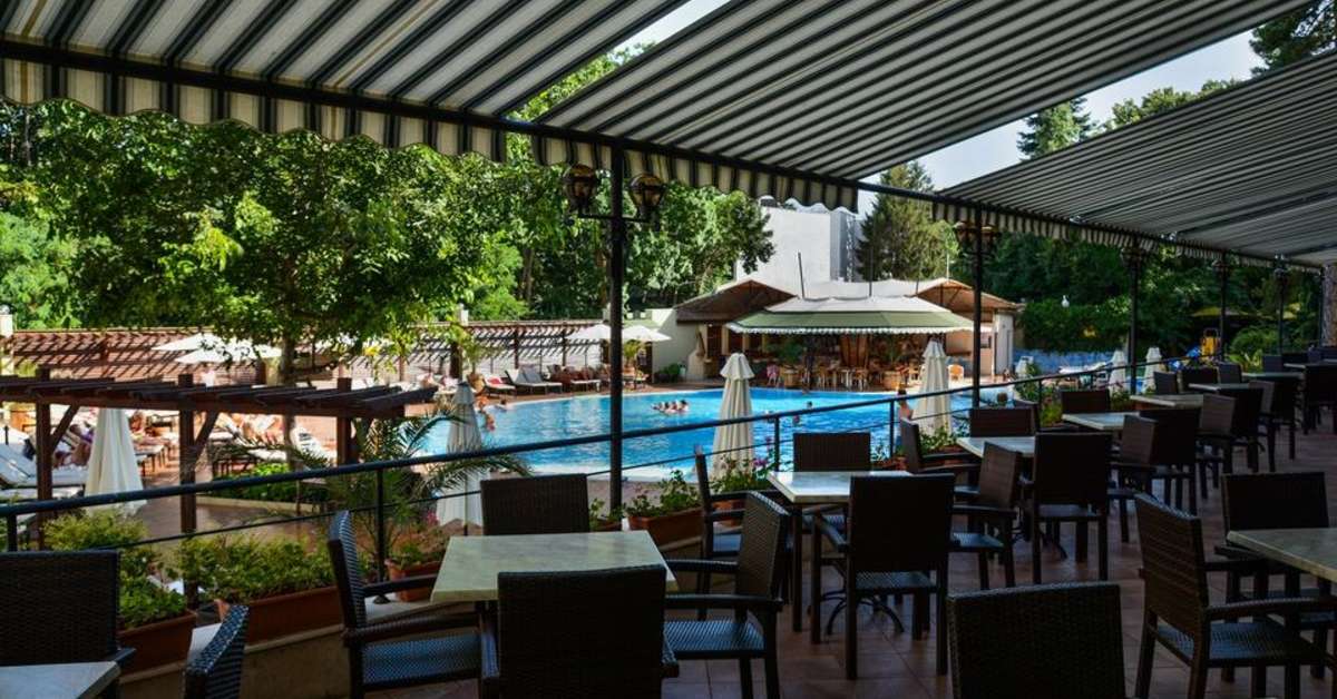 Een foto van het terras bij Hotel Mirabelle
