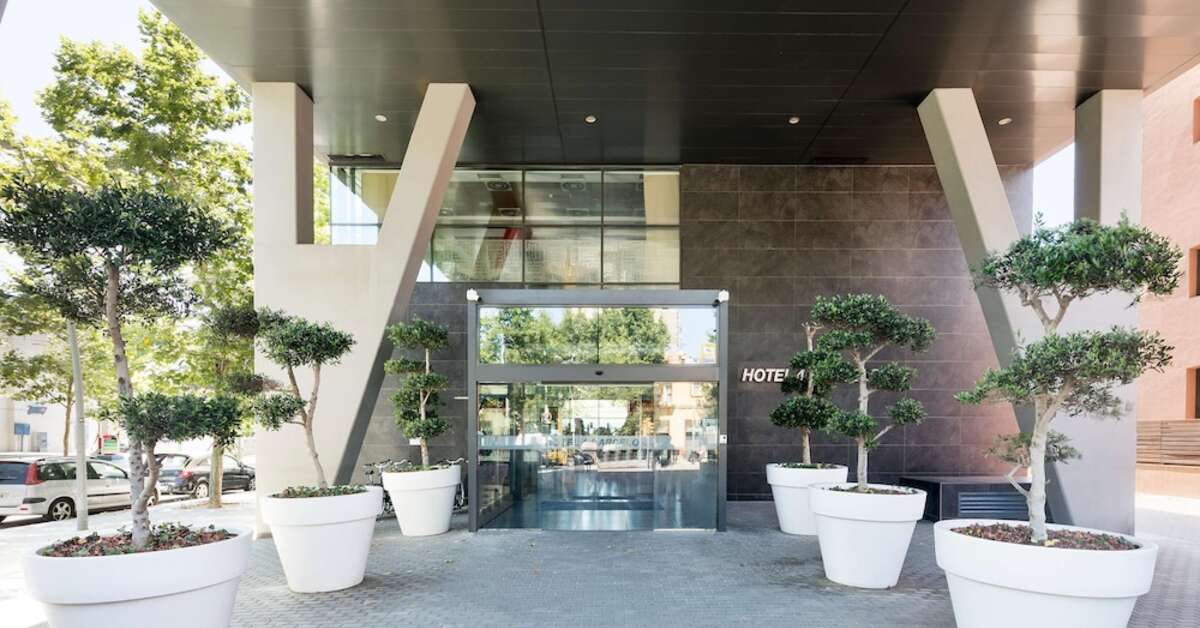 Een foto van de buitenkant van Hotel 4 Barcelona