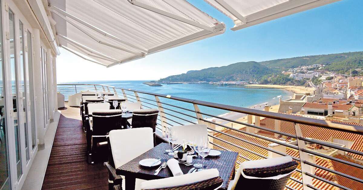 Een foto van het terras bij Sana Sesimbra Hotel