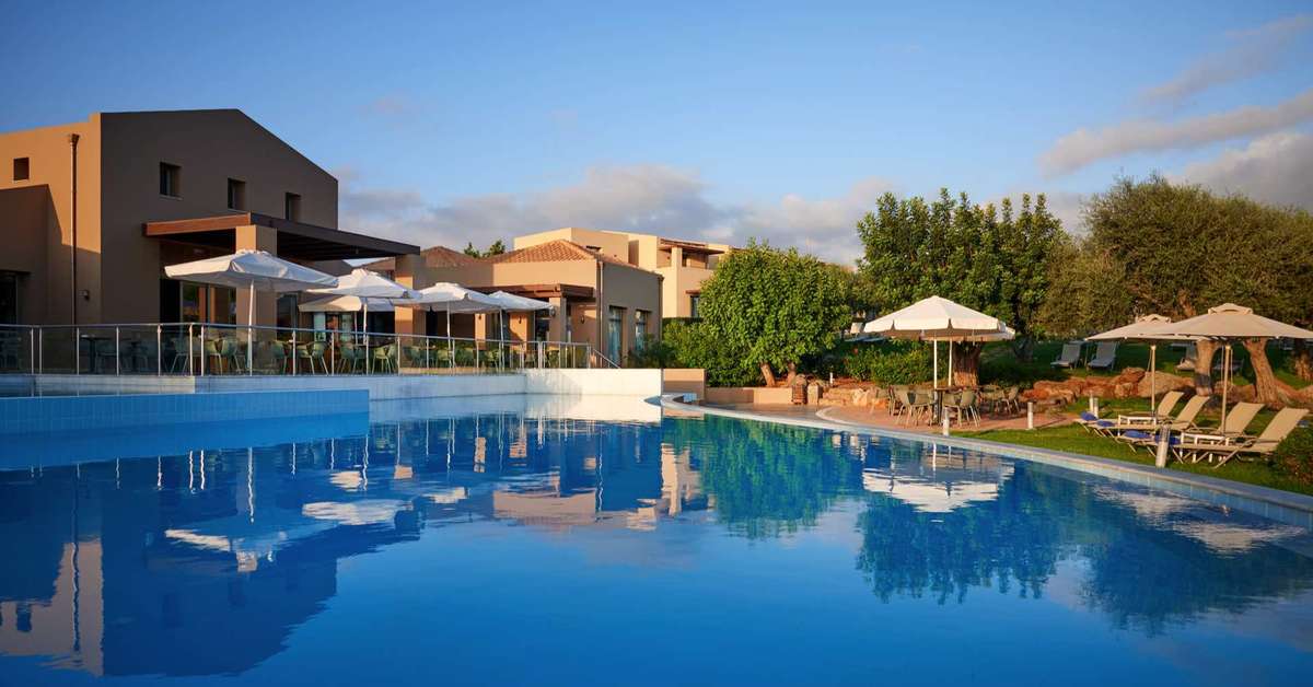 Een foto van het zwembad bij Village Heights Resort