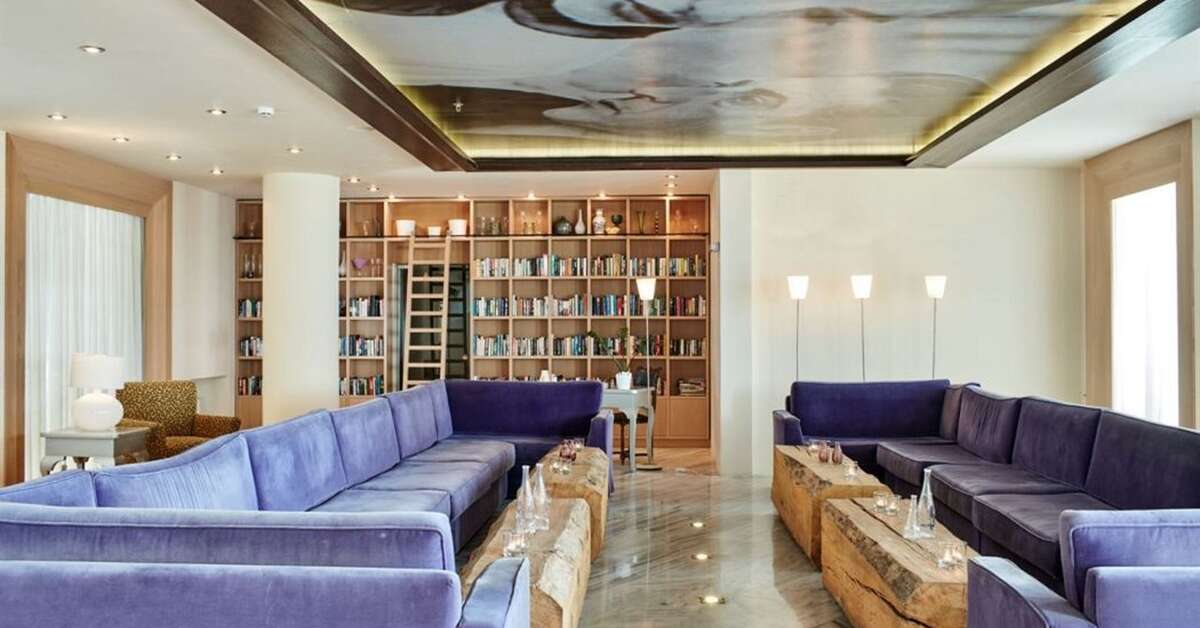Een foto van het interieur van The Island Hotel