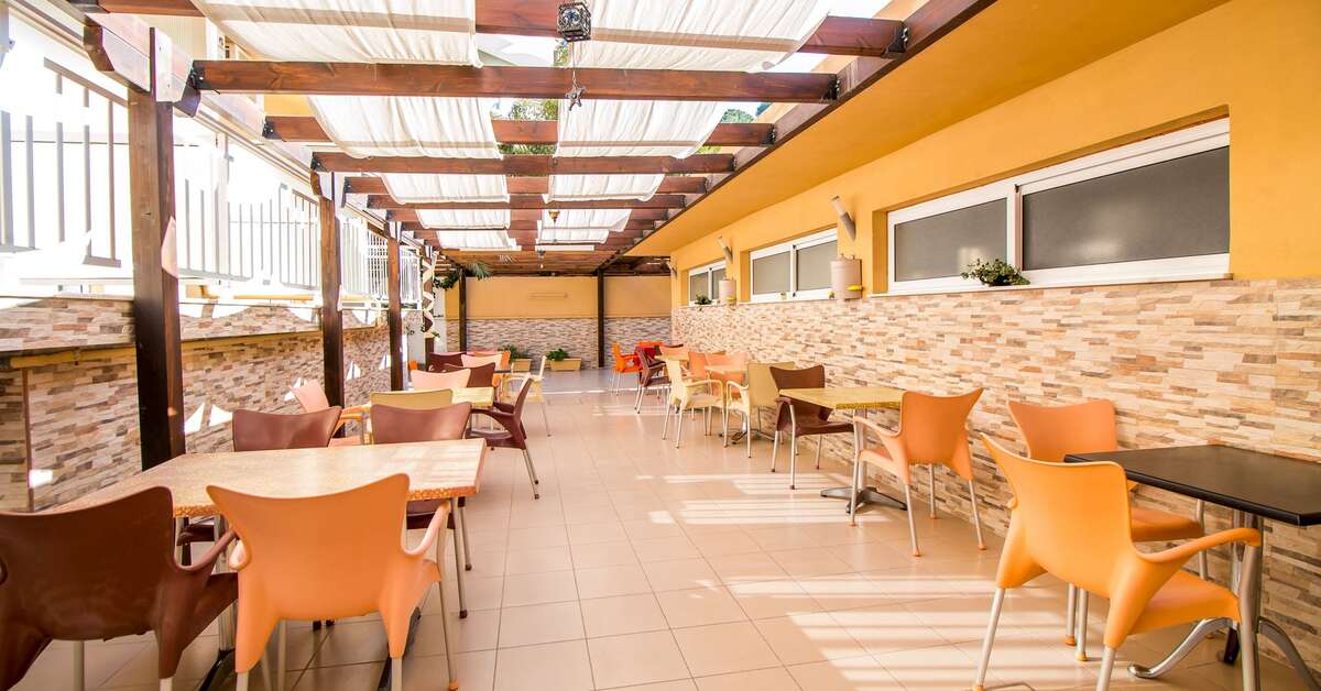 Een foto van het terras bij Filmar Hotel