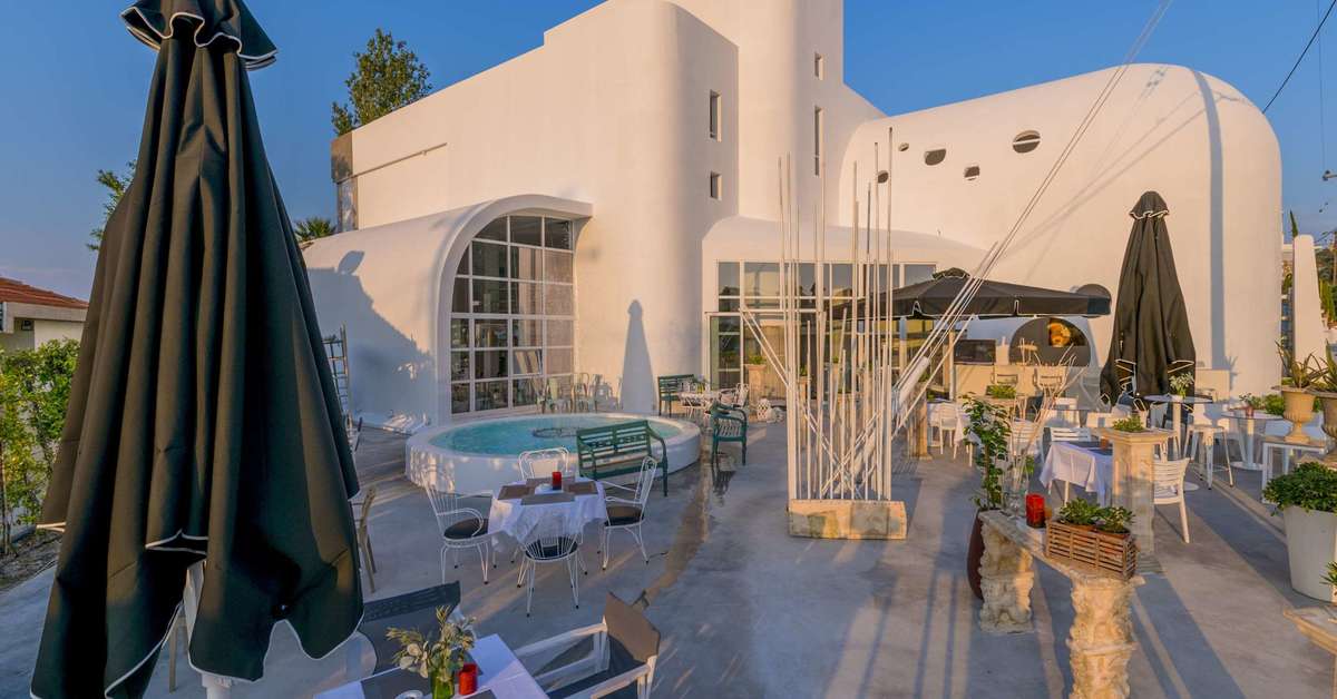 Een foto van het terras bij Kouros Exclusive Hotel