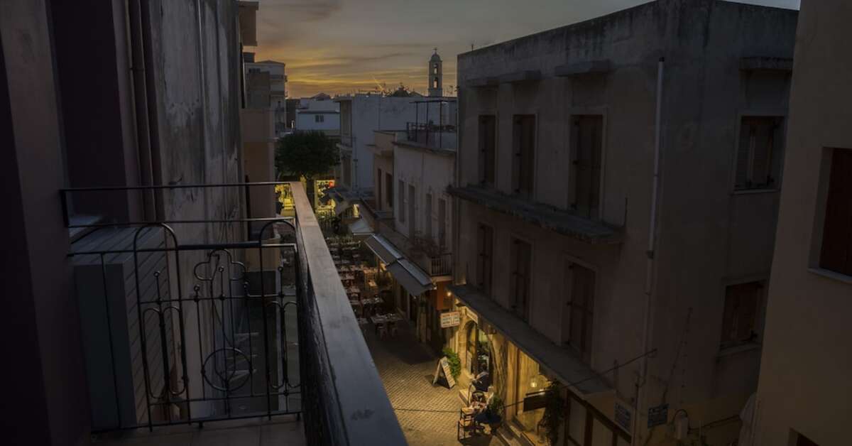 Een foto van de buitenkant van Elia Daliani Suites