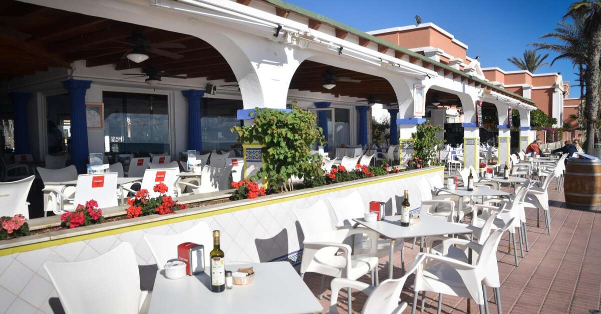 Een foto van het terras bij Hotel Playacapricho