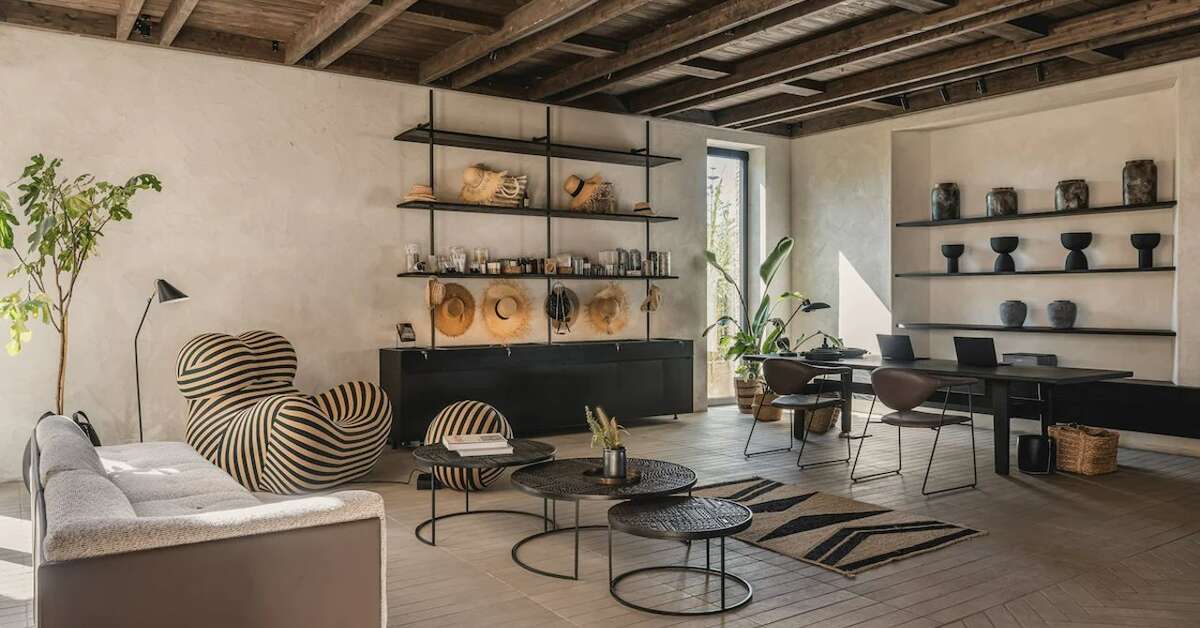 Een foto van het interieur van Theros All Suite Hotel