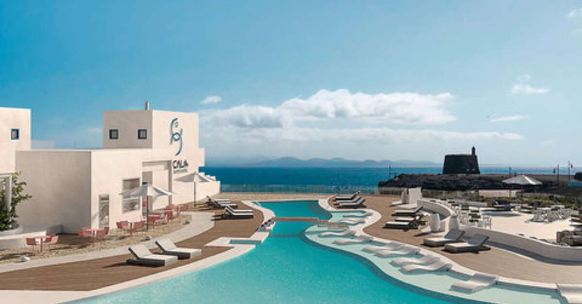 Een foto van het zwembad bij CalaLanzarote Suites Hotel