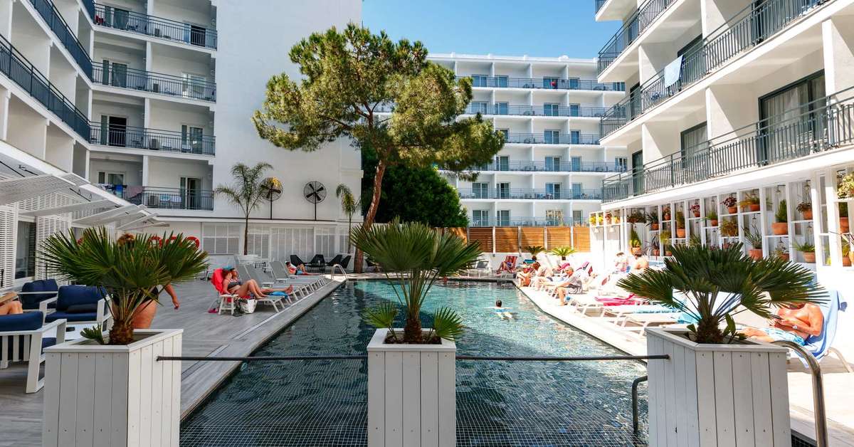 Een foto van het zwembad bij Hotel Delamar