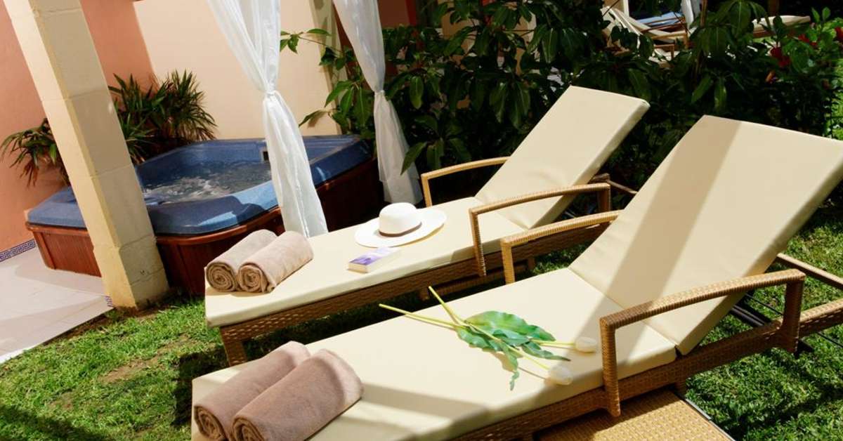 Een foto van het terras bij Hotel Zafiro Bahia