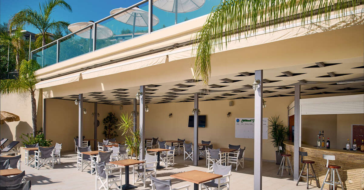 Ein Foto von der Terrasse im Altura Hotel