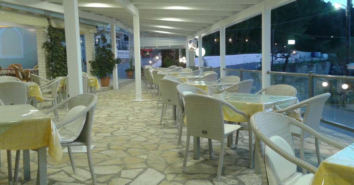 Een foto van het terras bij Golden Sunset