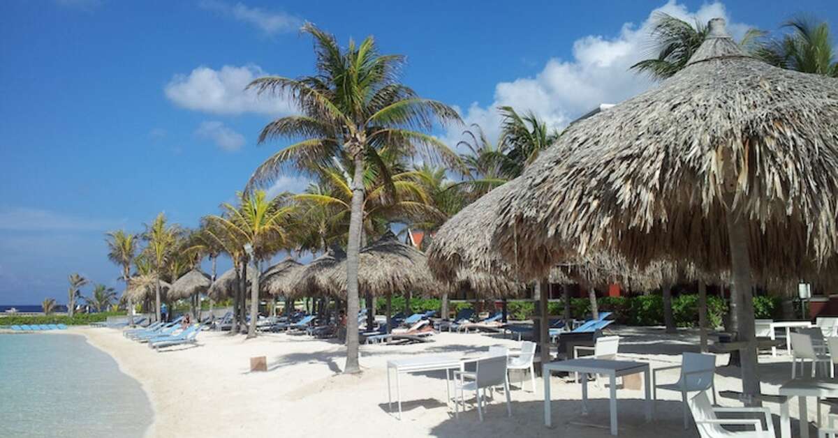 Een foto van het zwembad bij Renaissance Wind Creek Curacao Resort