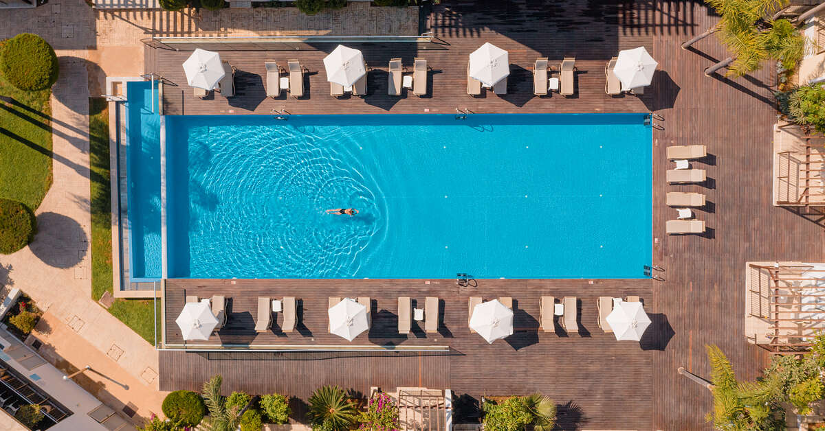 Een foto van het zwembad bij Louis Althea Beach