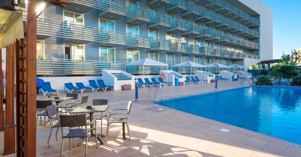 Een foto van het zwembad bij Sol Port Cambrils Hotel