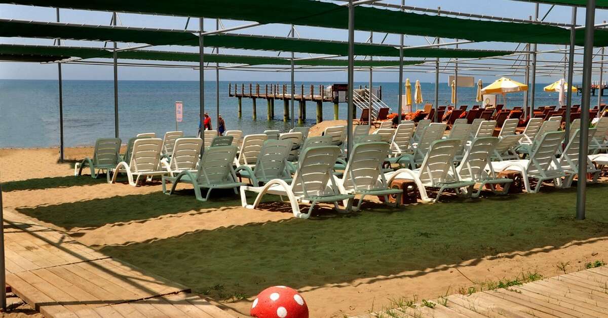 Een foto van het strand bij Lavitas Hotel
