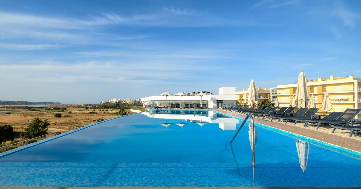 Een foto van het zwembad bij Jupiter Marina Hotel