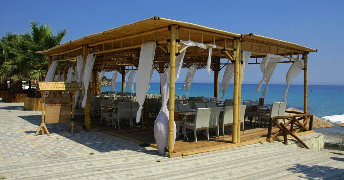 Ein Foto von der Terrasse im Possidi Paradise Hotel