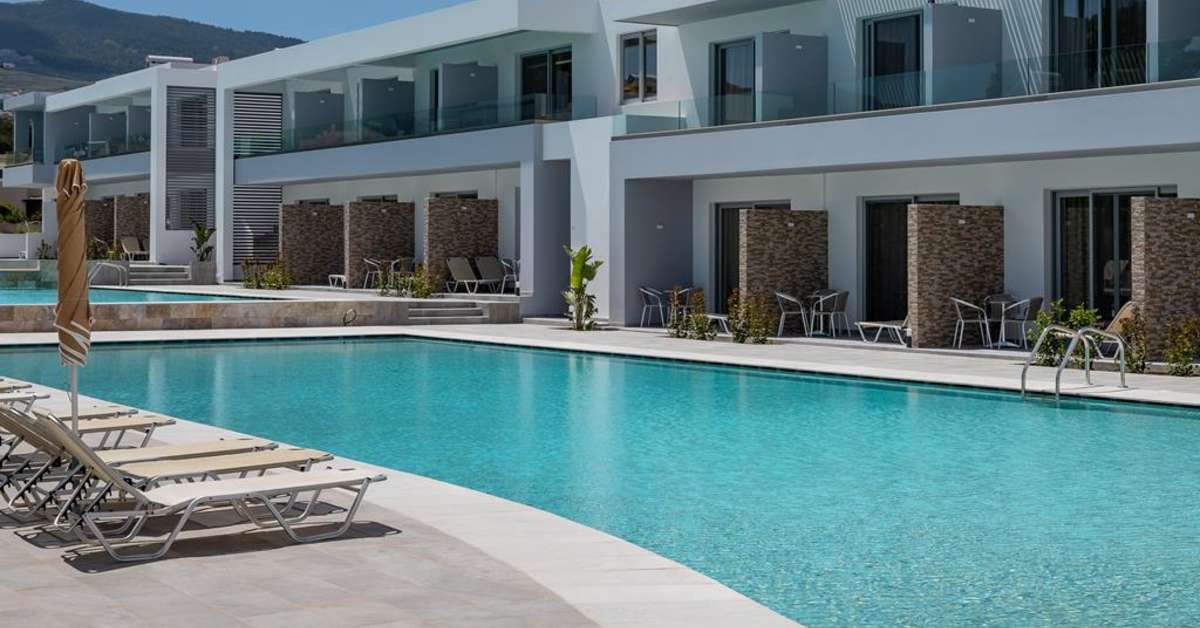 Een foto van het zwembad bij Niriides Beach Hotel