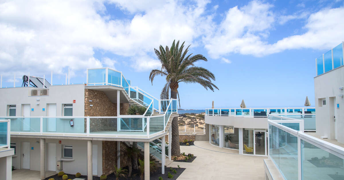 Ein Foto von der Außenansicht des Hotel Boutique Tao Caleta Mar