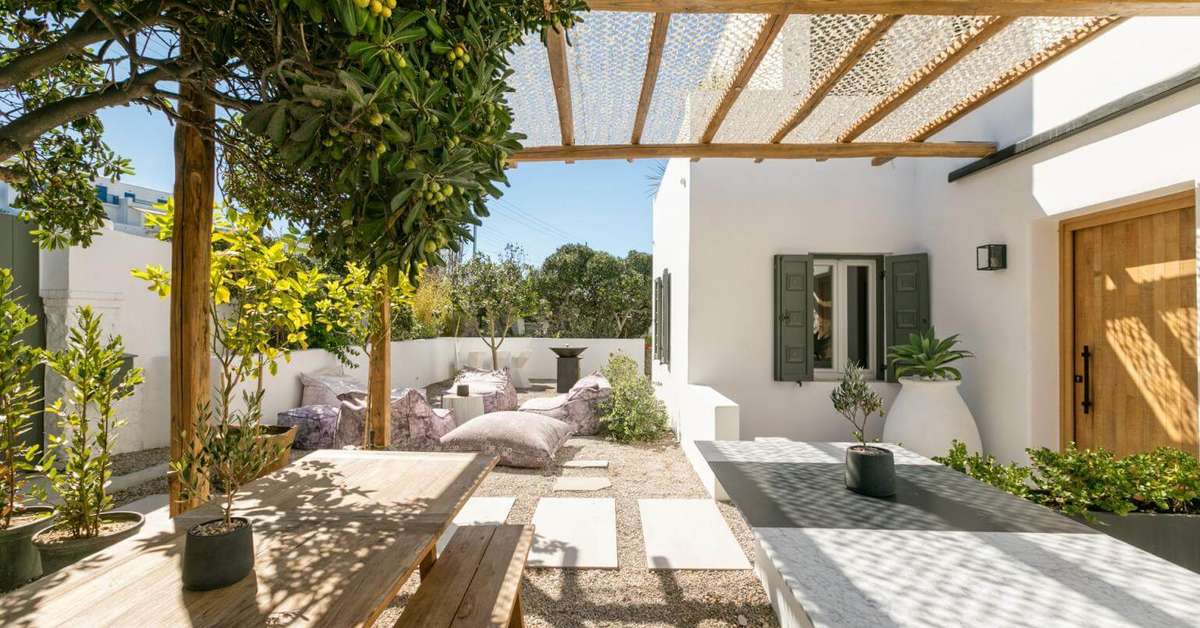 Een foto van het terras bij Belvedere Hotel Mykonos