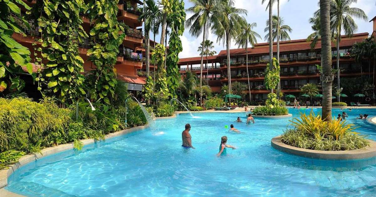 Een foto van het zwembad bij Courtyard Phuket Patong Beach Resort