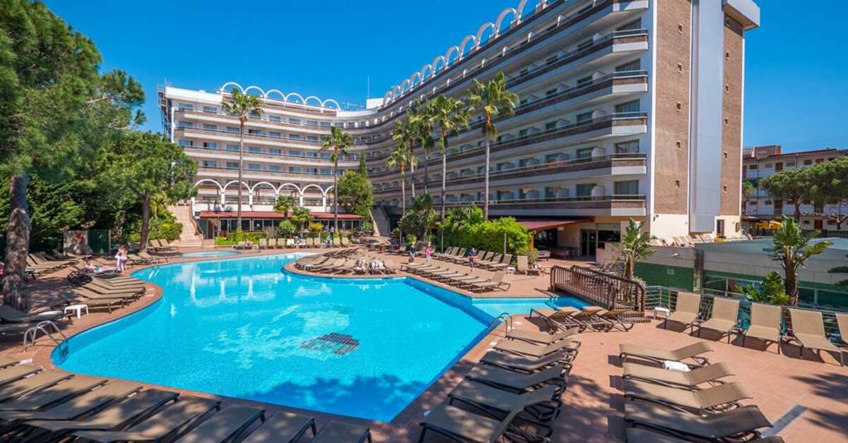 Een foto van het zwembad bij Golden Port Salou & Spa