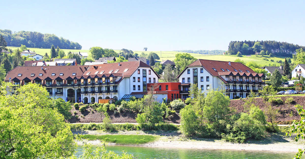 Een foto van de buitenkant van Göbel's Seehotel Diemelsee