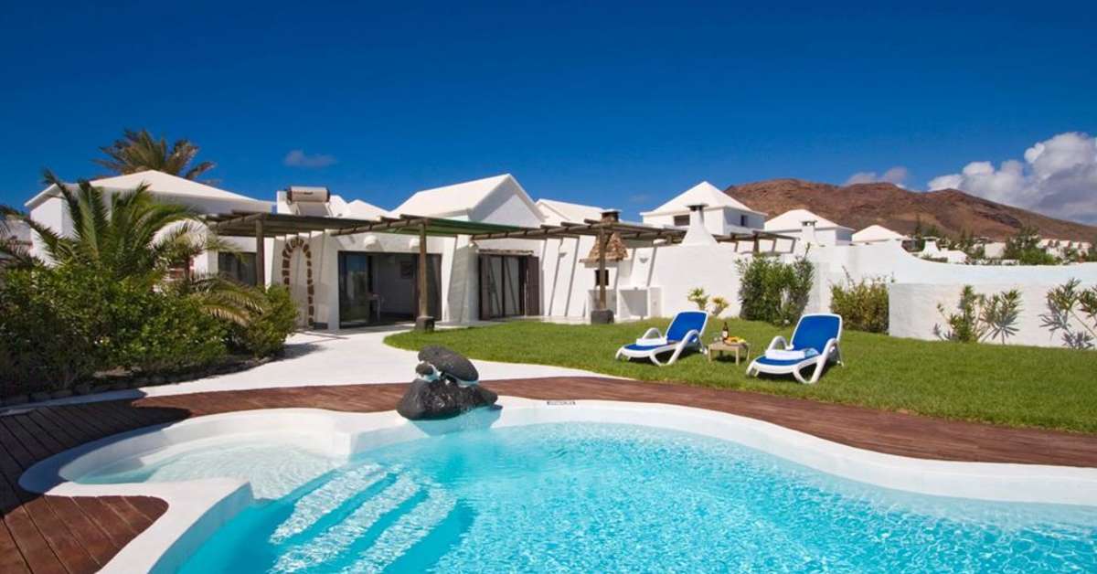 Een foto van het zwembad bij Kamezi Boutique Villas
