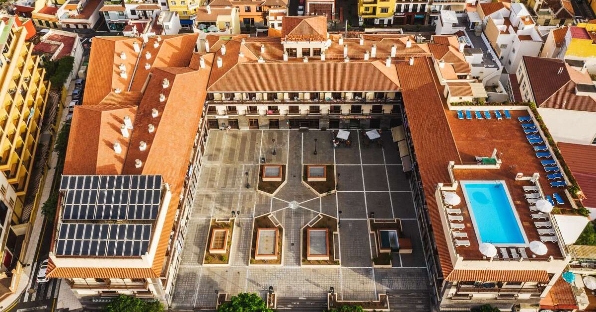 Een foto van de buitenkant van Be Smart Florida Plaza
