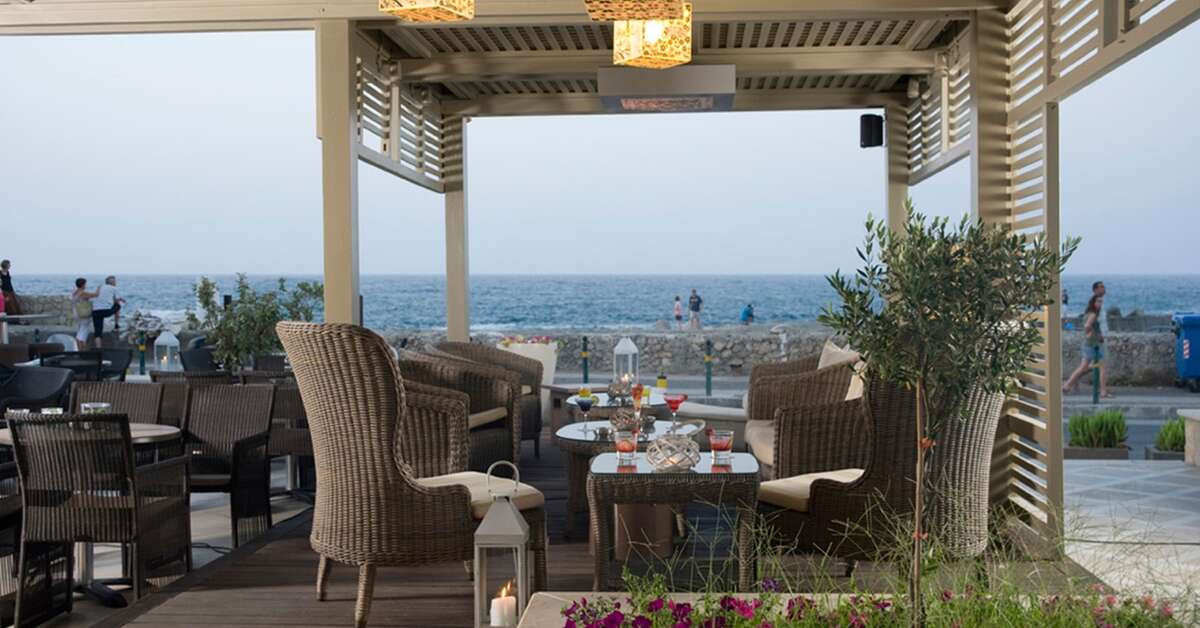 Een foto van het terras bij Ideon Hotel