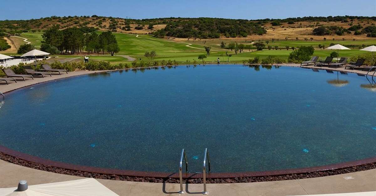 Een foto van het zwembad bij NAU Morgado Golf & Country Club
