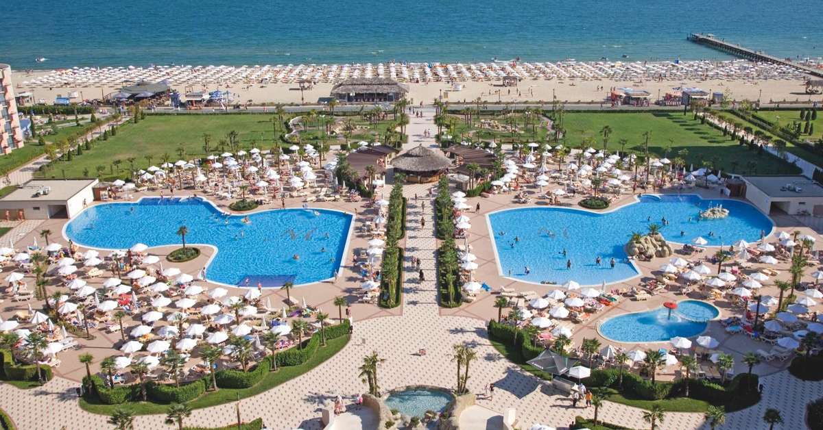 Een foto van het zwembad bij DIT Majestic Beach Resort