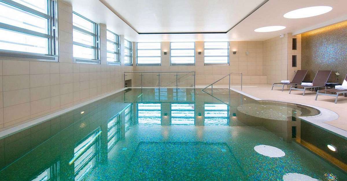 Een foto van het zwembad bij Eurostars Grand Central