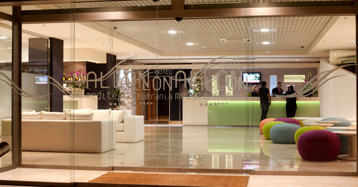 Een foto van de buitenkant van Hotel Allon Mediterrania