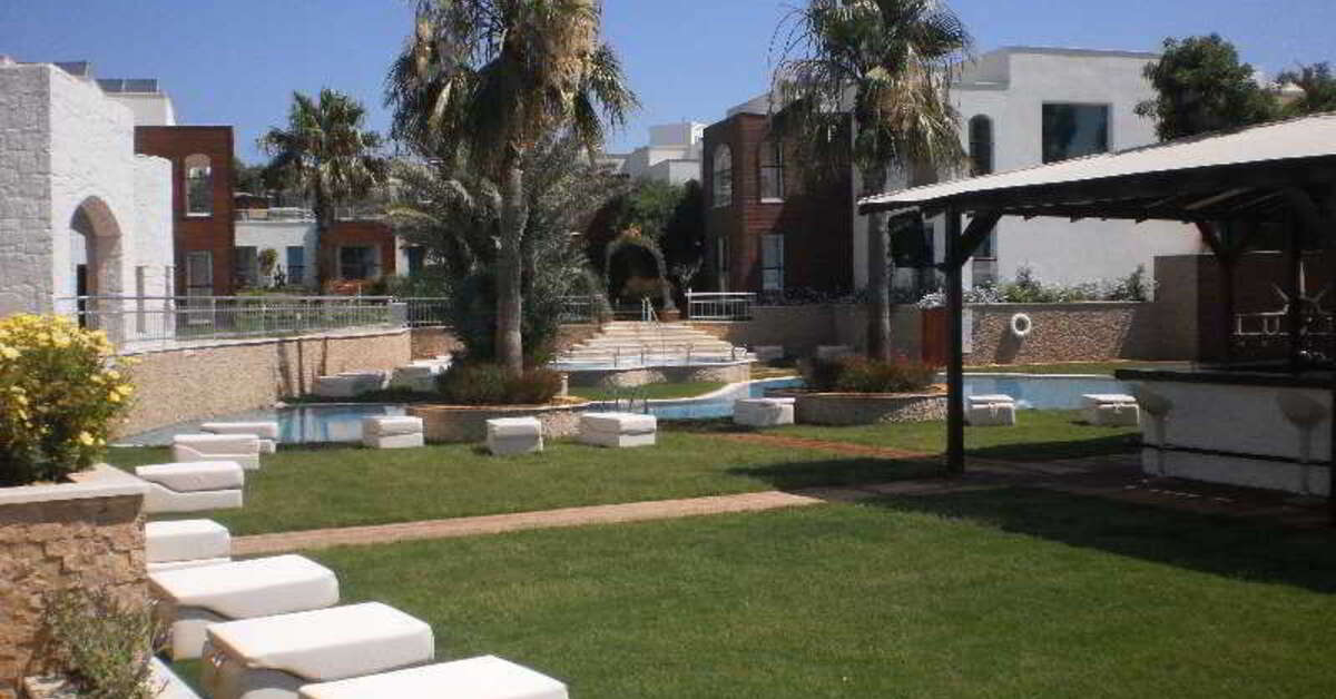 Een foto van het terras bij Costa Luvi Hotel